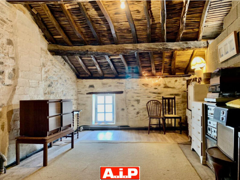 Maison de bourg avec terrain et dépendance.