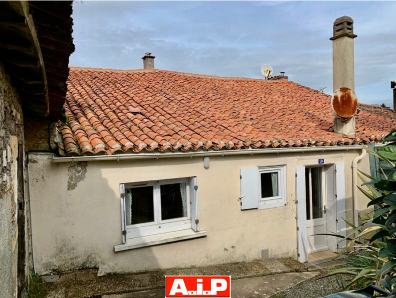 Maison de bourg avec terrain et dépendance.