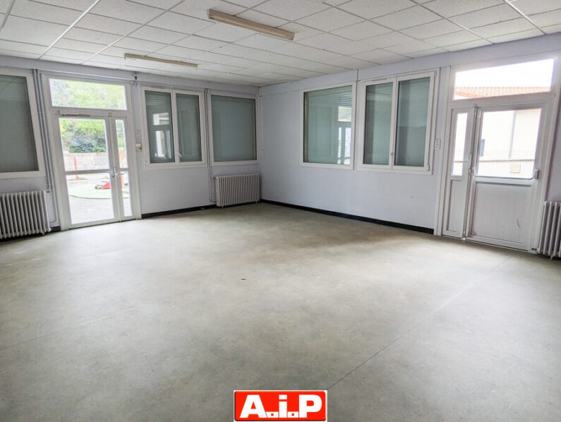 BAISSE DE PRIX !! CERIZAY - IDEALEMENT SITUEE A 2 PAS DU CENTRE ET DES COMMERCES
