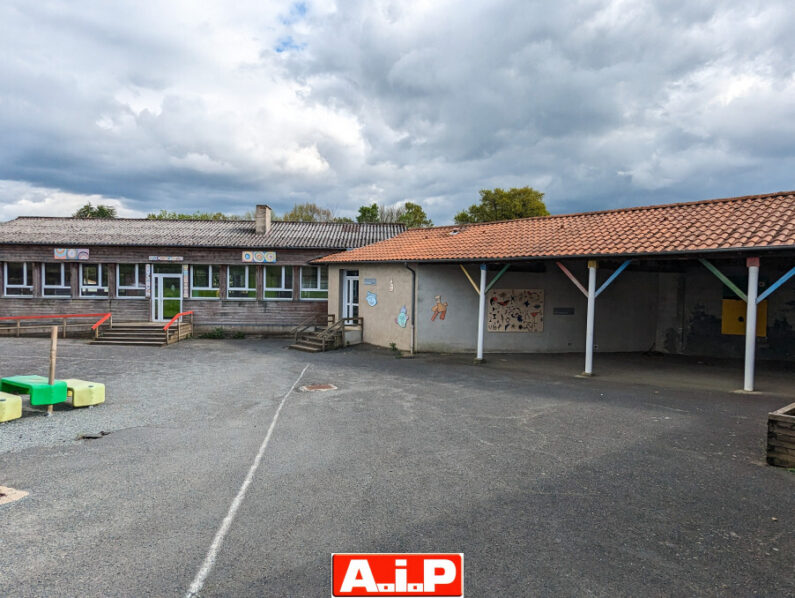 BAISSE DE PRIX !! CERIZAY - IDEALEMENT SITUEE A 2 PAS DU CENTRE ET DES COMMERCES