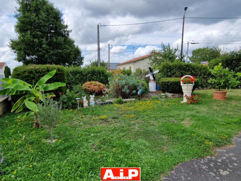 POUZAUGES - Beau pavillon + T2 indépendant en sous-sol !