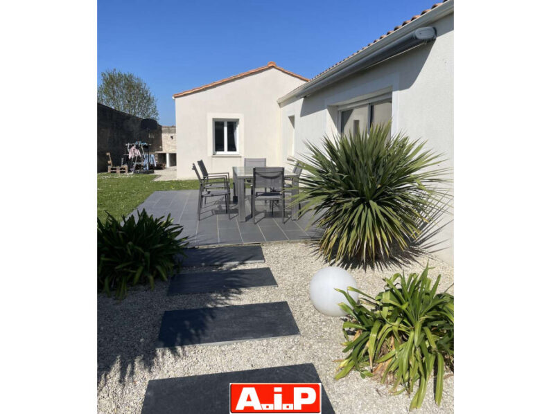 COUP DE COEUR ! Beau plain pied avec piscine !