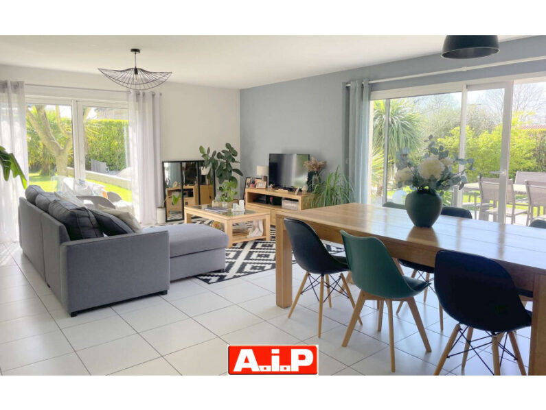COUP DE COEUR ! Beau plain pied avec piscine !