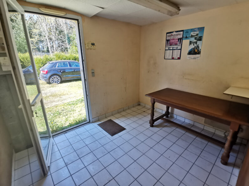 LOCAL DE 88 M2 - A 5 MINUTES DES EPESSES