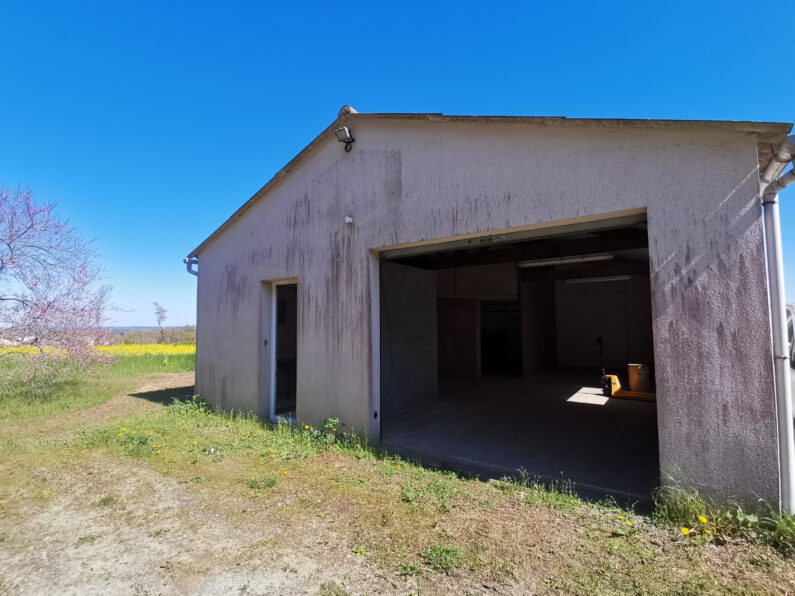 LOCAL DE 88 M2 - A 5 MINUTES DES EPESSES