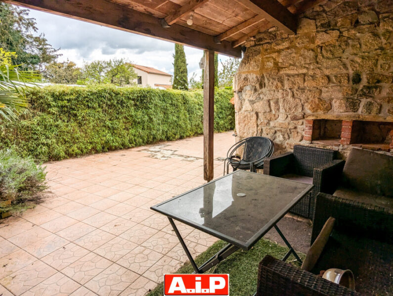 ST AMAND SUR SEVRE - CENTRE BOURG / PROCHE TOUS COMMERCES