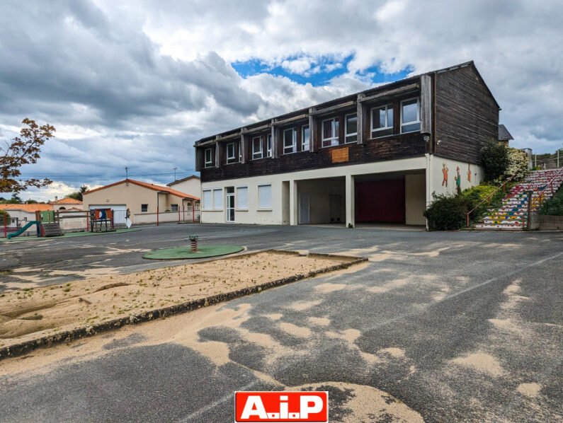 BAISSE DE PRIX !! CERIZAY - IDEALEMENT SITUEE A 2 PAS DU CENTRE ET DES COMMERCES