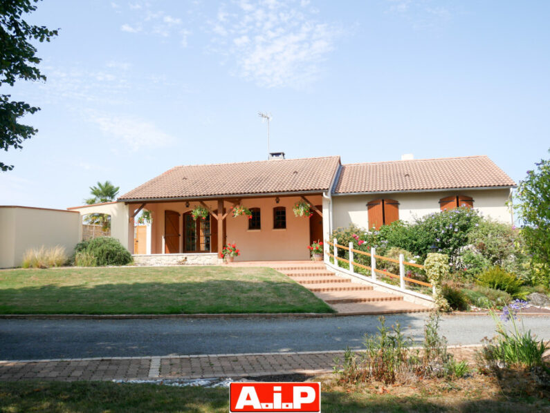 8 mn de Mauléon - Beau pavillon avec piscine !