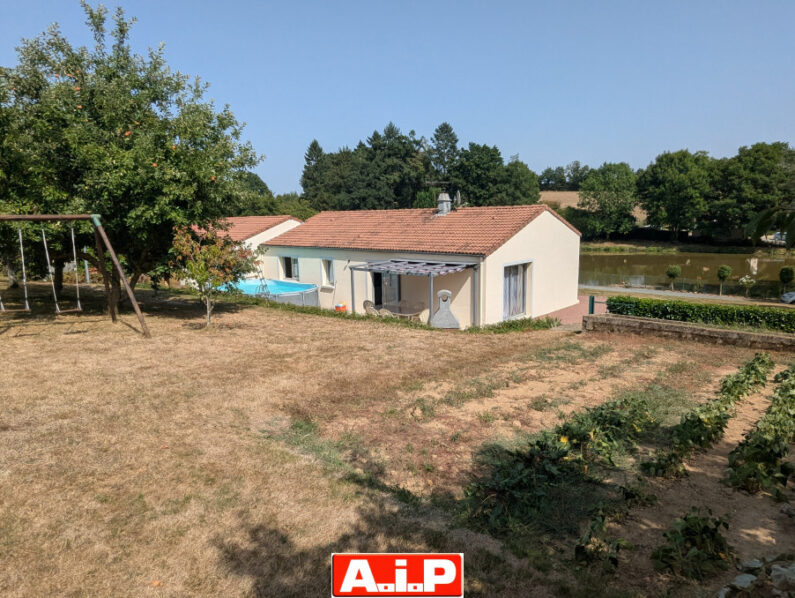 AUX PORTES DE CERIZAY - PAVILLON DE PLAIN PIED AVEC UN ETANG
