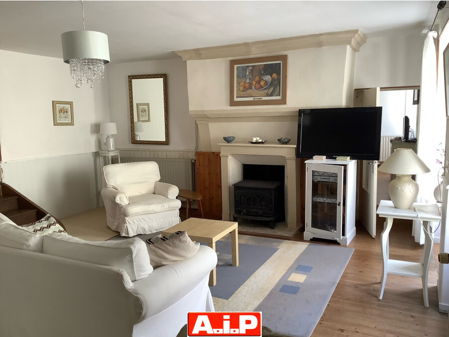 Maison de bourg avec terrain et dépendance.