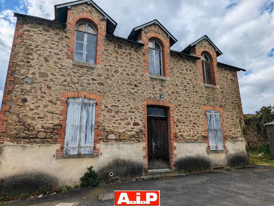 BAISSE DE PRIX !! CERIZAY - IDEALEMENT SITUEE A 2 PAS DU CENTRE ET DES COMMERCES